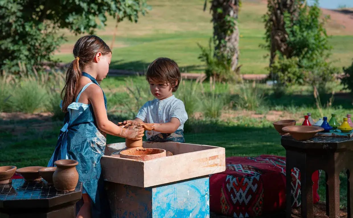 amanjena marrakesch marokko afrika kids aktivitaten kinderfreundlich topfern the family project luxus familie kinder reisen