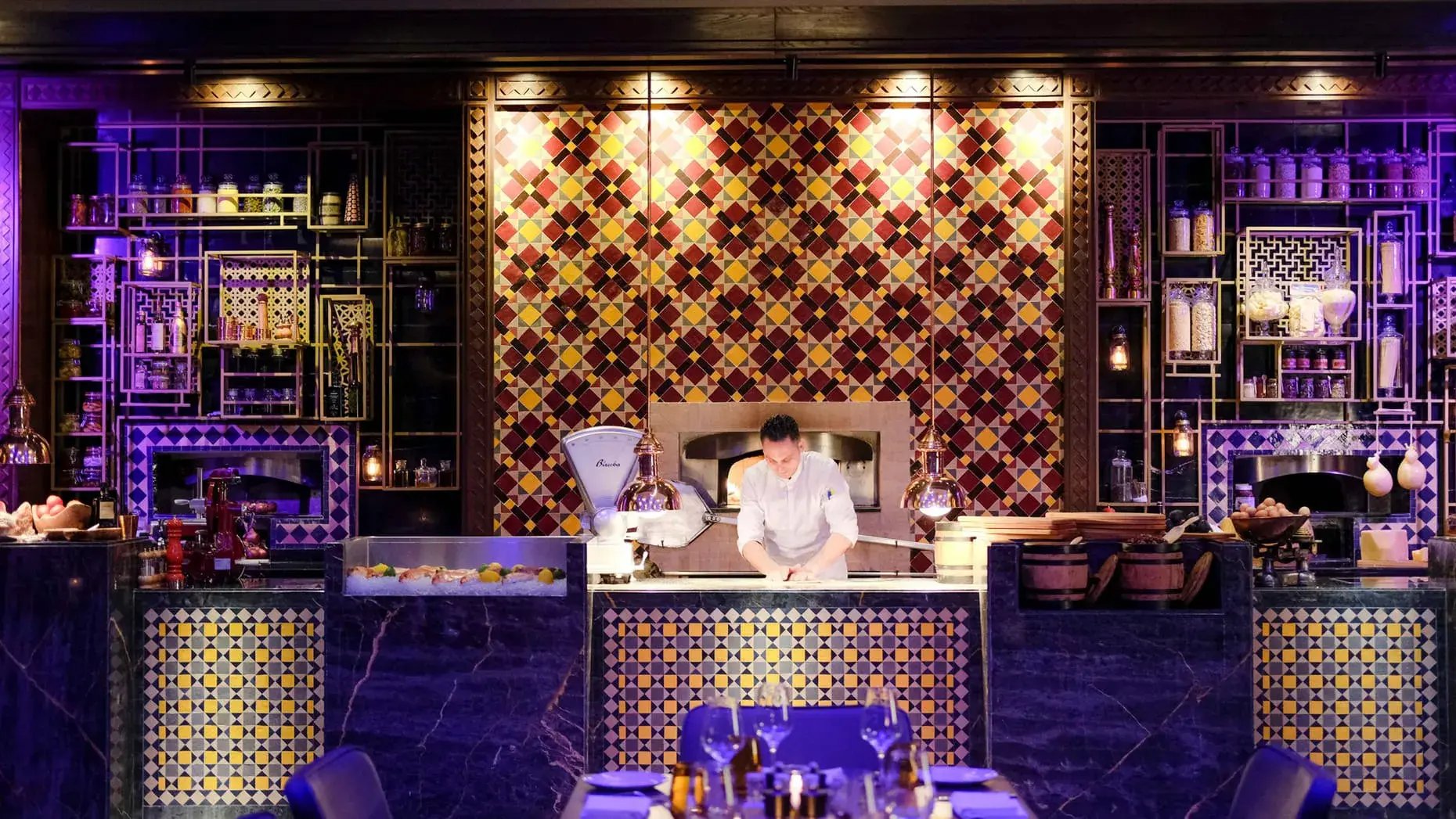 four seasons resort marrakech marrakesch marokko afrika bar keeper luxus urlaub kinder the family project