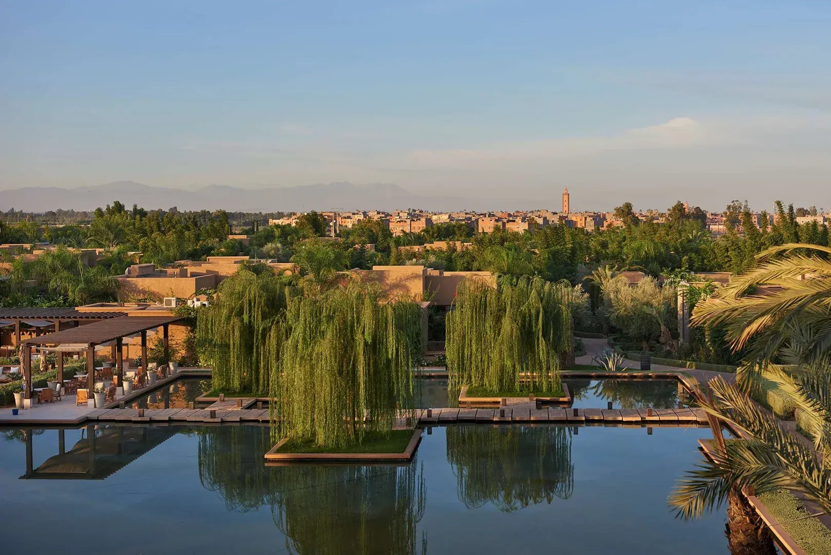 2-mandarin-oriental-marrakech-marrakesch-marokko-afrika-ausblick-pool-garten-the-family-project-luxus-familie-kinder-reisen