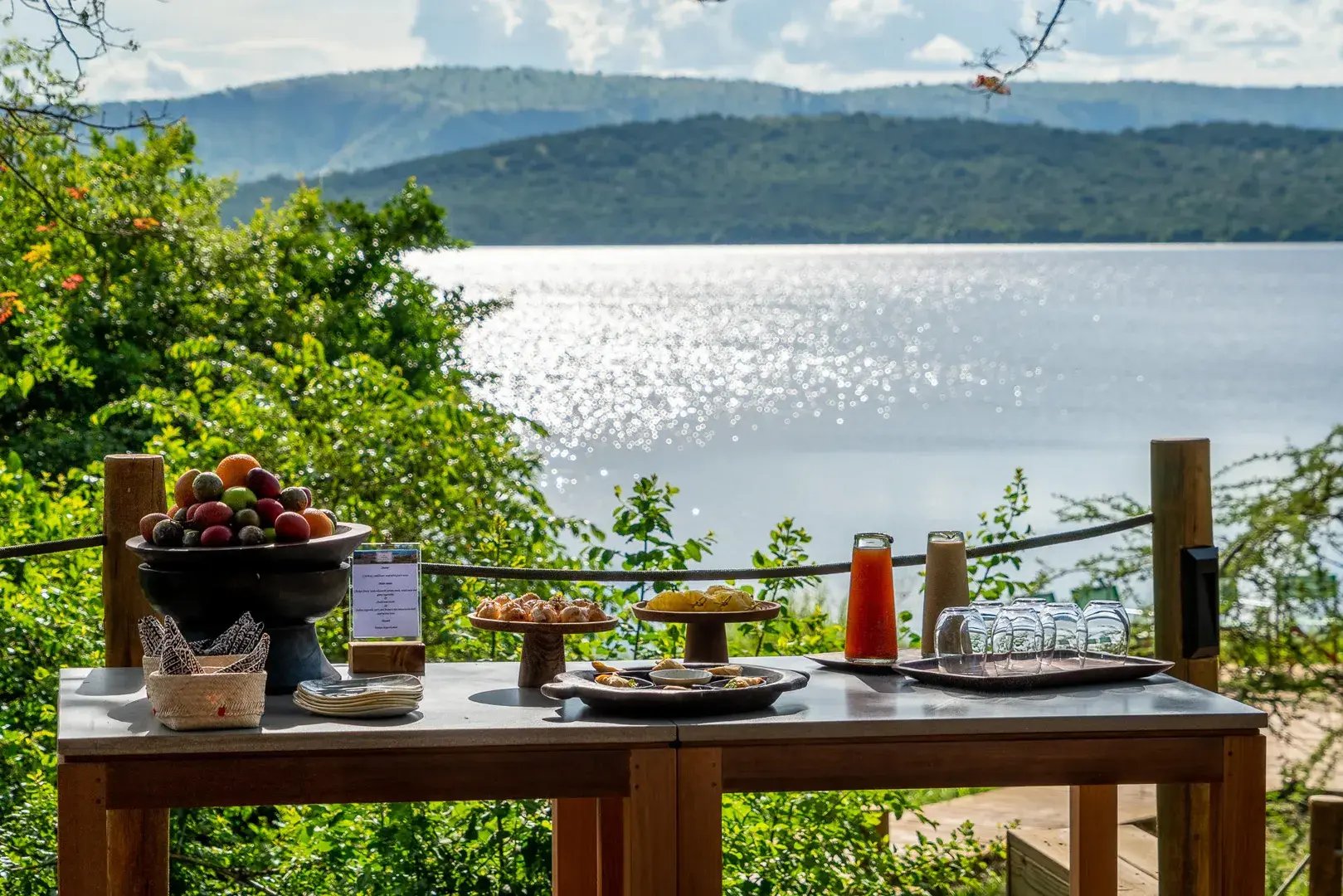 Gedeckter Tisch mit Blick auf See und gegenüberliegendem Ufer.