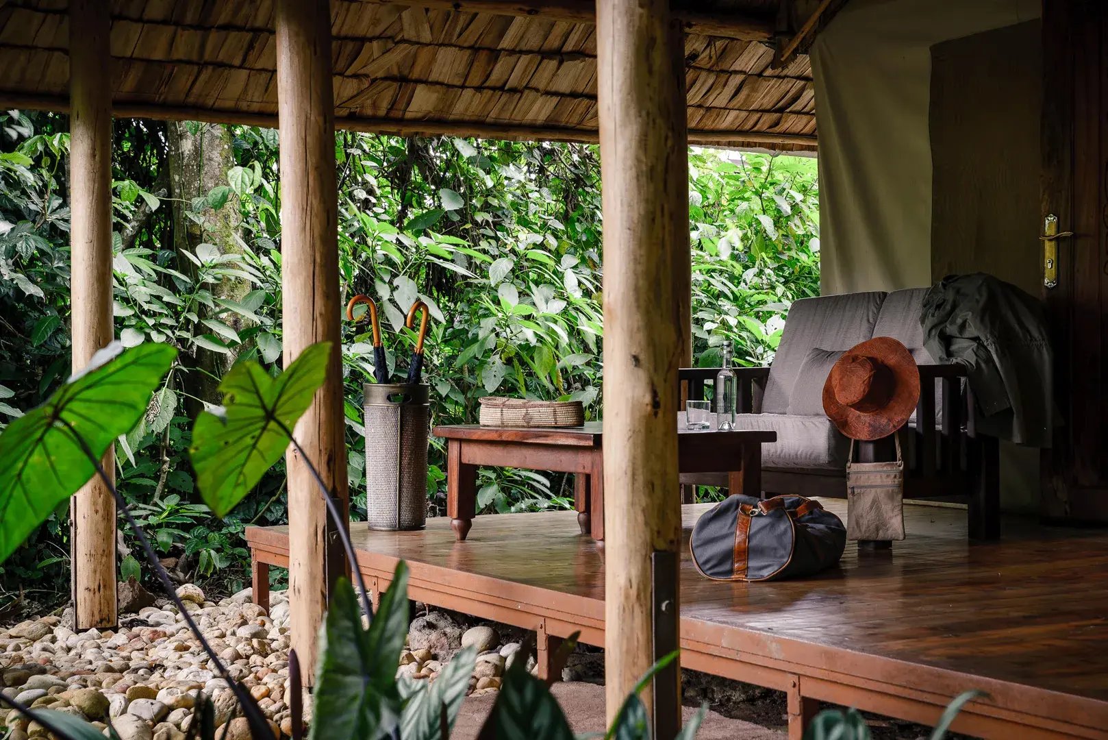 Auf der Terrasse einer Lodge stehen gepackte Reisesachen.