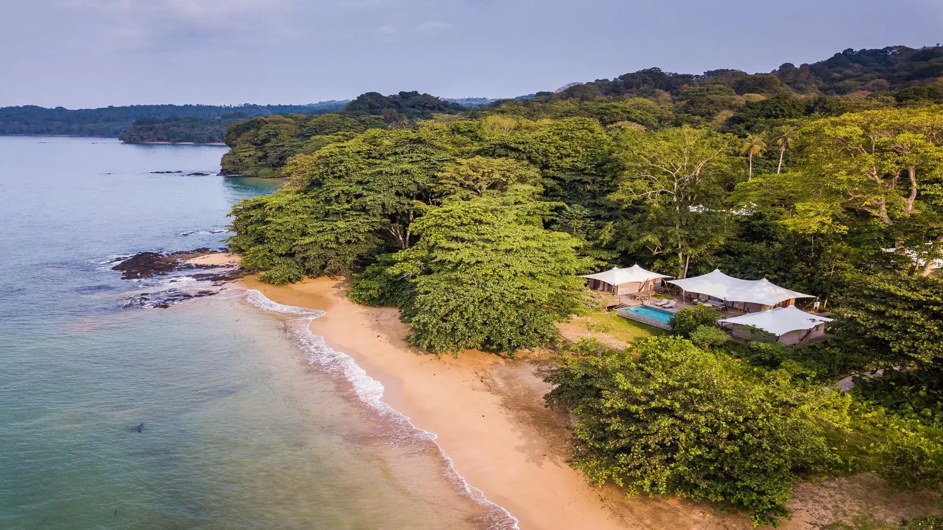 2 sundy praia lodge sao tome principe afrika aerial view uberblick strand exklusiv the family pro kopie