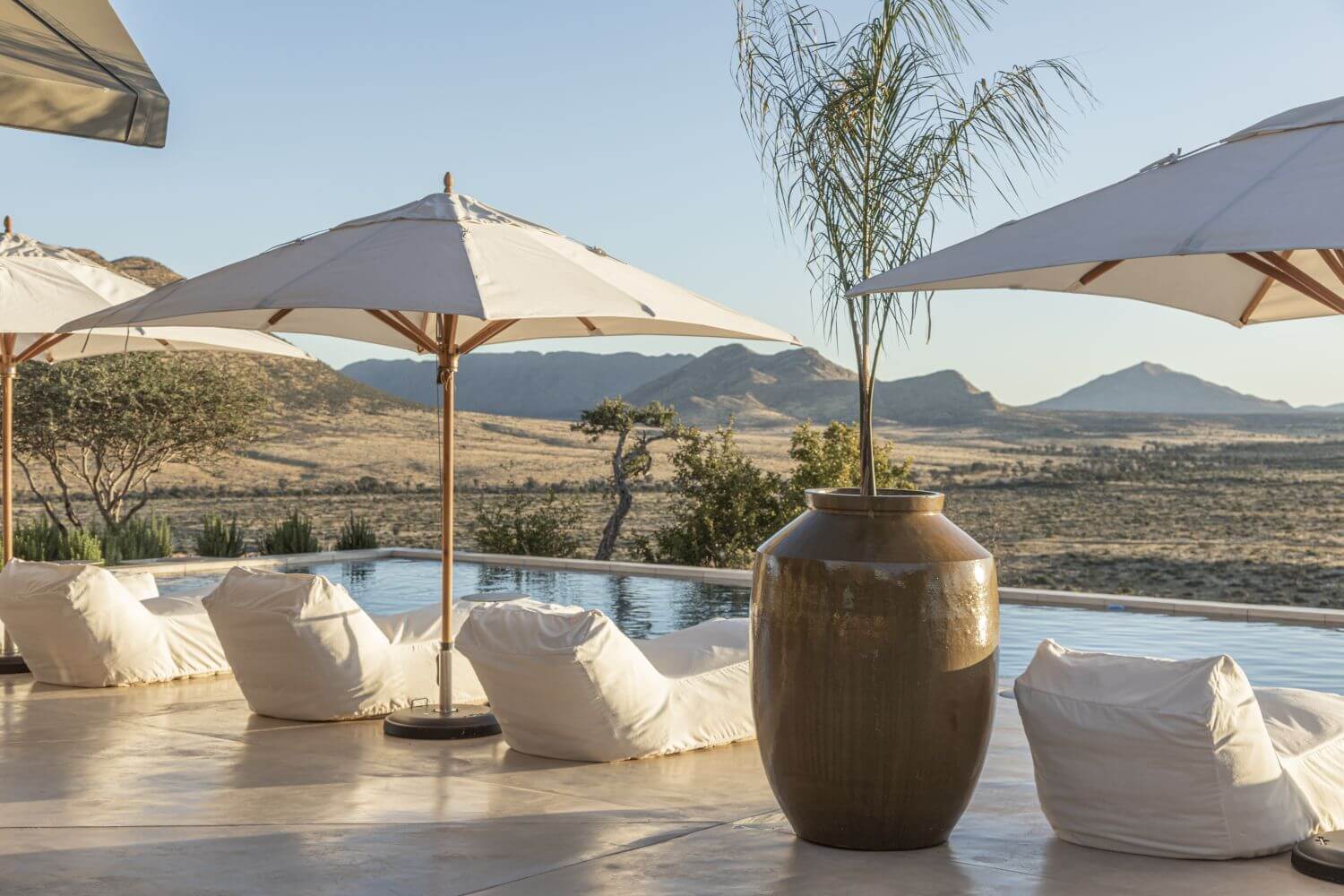 Gmundner Lodge Namibia Familienluxusreisen TheFamilyProject Pool Liegen