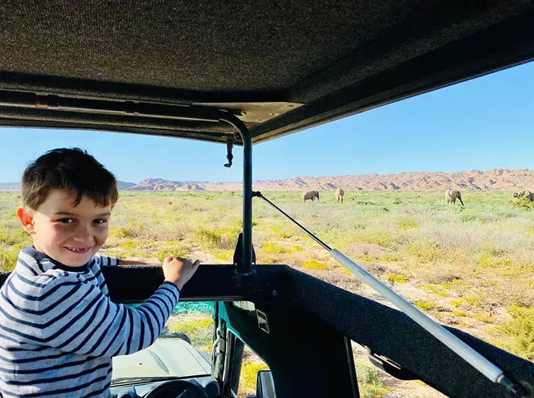 hoanib-skeleton-coast-camp-skeleton-coast-namibia-afrika-the-family-project-familie-kinder-privatbilder-safari-elefanten