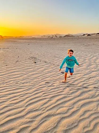 hoanib-skeleton-coast-camp-skeleton-coast-namibia-afrika-the-family-project-familie-kinder-privatbilder-strand-sonnenuntergang