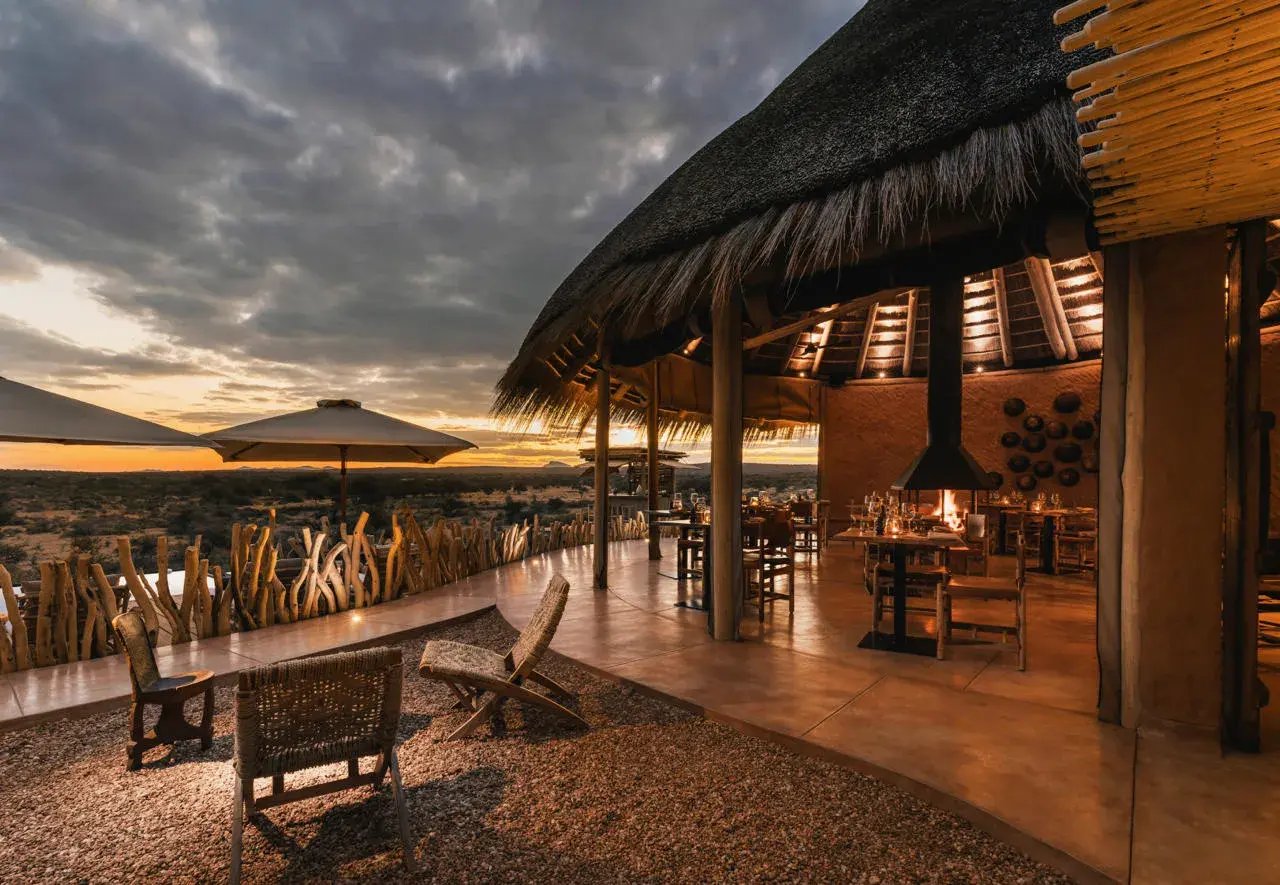 Restaurant mit Außenbereich und Blick über die Weiten Namibias.