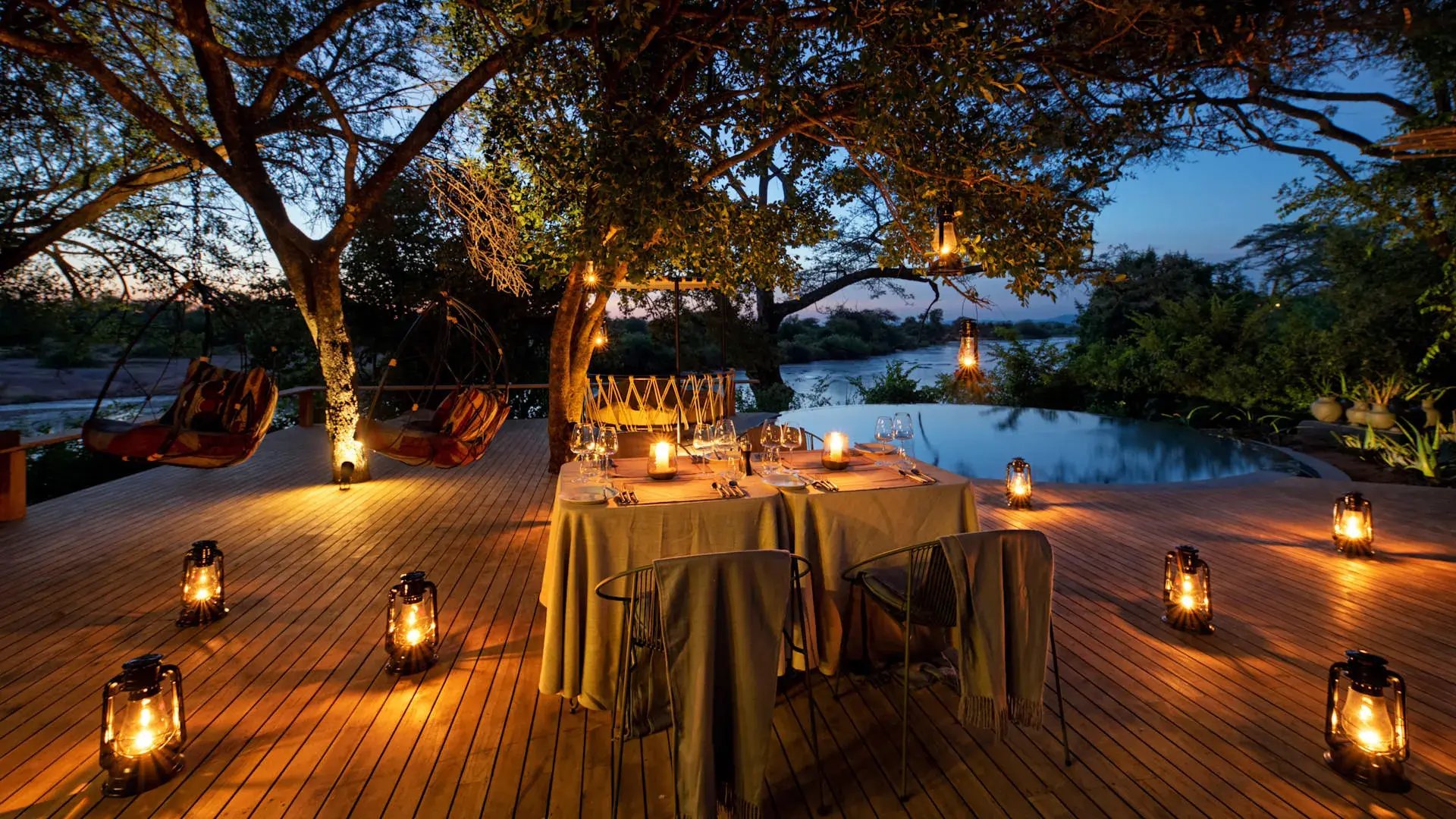 Mit Laternen stimmungsvoll beleuchtete Terrasse für ein abendliches Dinner.