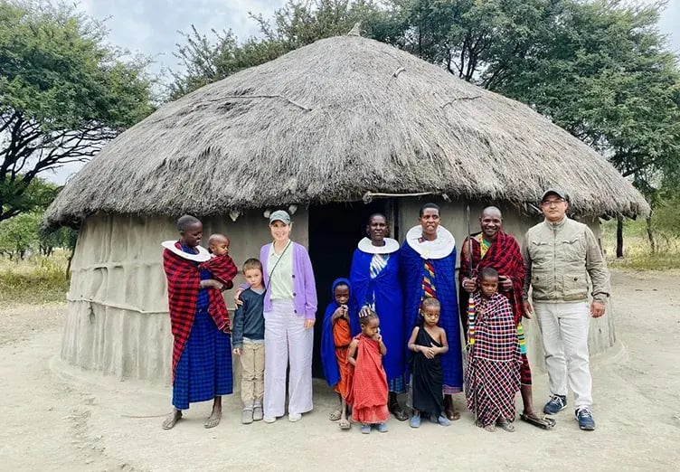 chem chem lodge tarangire tansania afrika exklusiv the family project privaterbilder einheimische gruppenbild