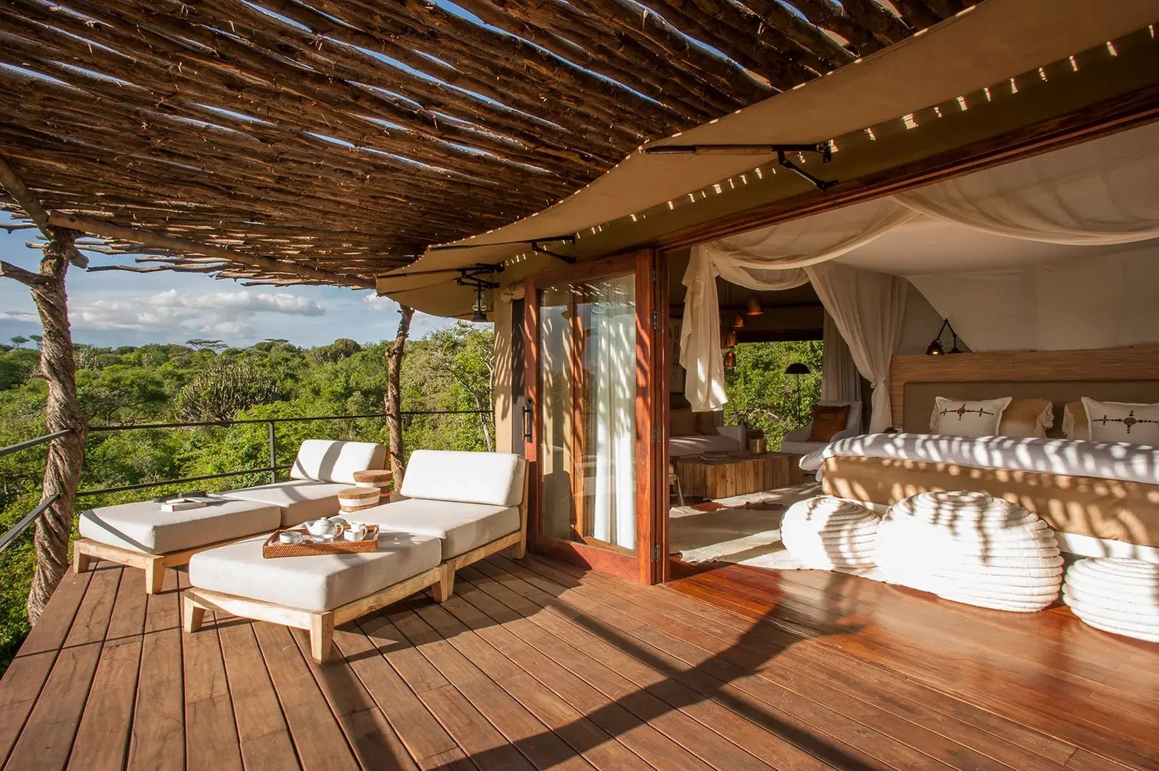 Luxuslodge mit großem Balkon und geräumigem Zimmer, von dem aus man ins Freie blickt.