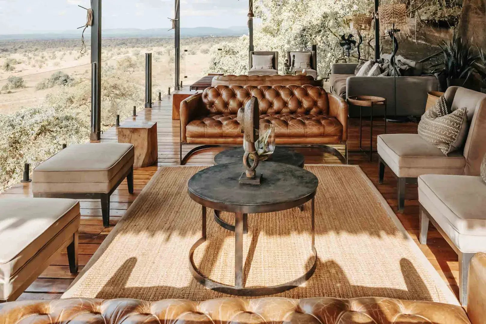 Große Holzterrasse mit Sofas und Sesseln und einem tollen Blick in die Serengeti.