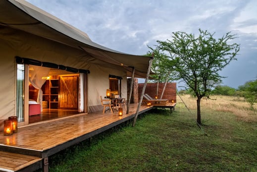 Safari Luxuszelt mit Veranda direkt in der Serengeti.