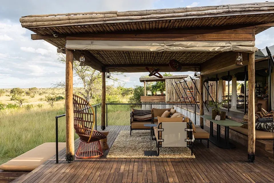 Überdachte Terrasse mit Blick in die Serengeti.