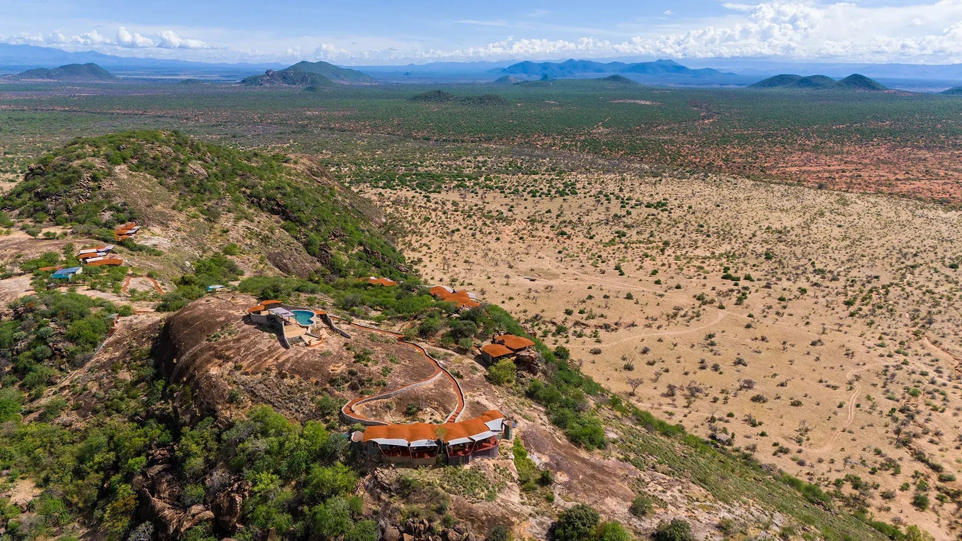 3 saruni samburu kenia afrika familienreise kinder the family project luxus luftbildaufnahme camp berg