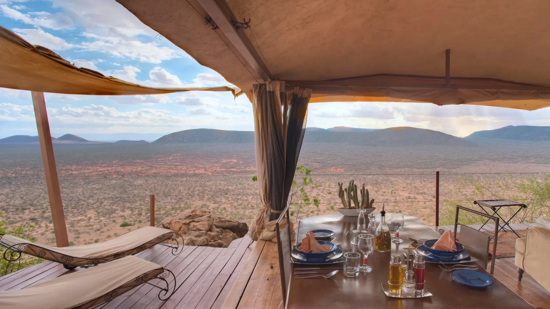 1 saruni samburu kenia afrika familienreise kinder the family project luxus unterkunft terrasse ausblick schlafzimmer