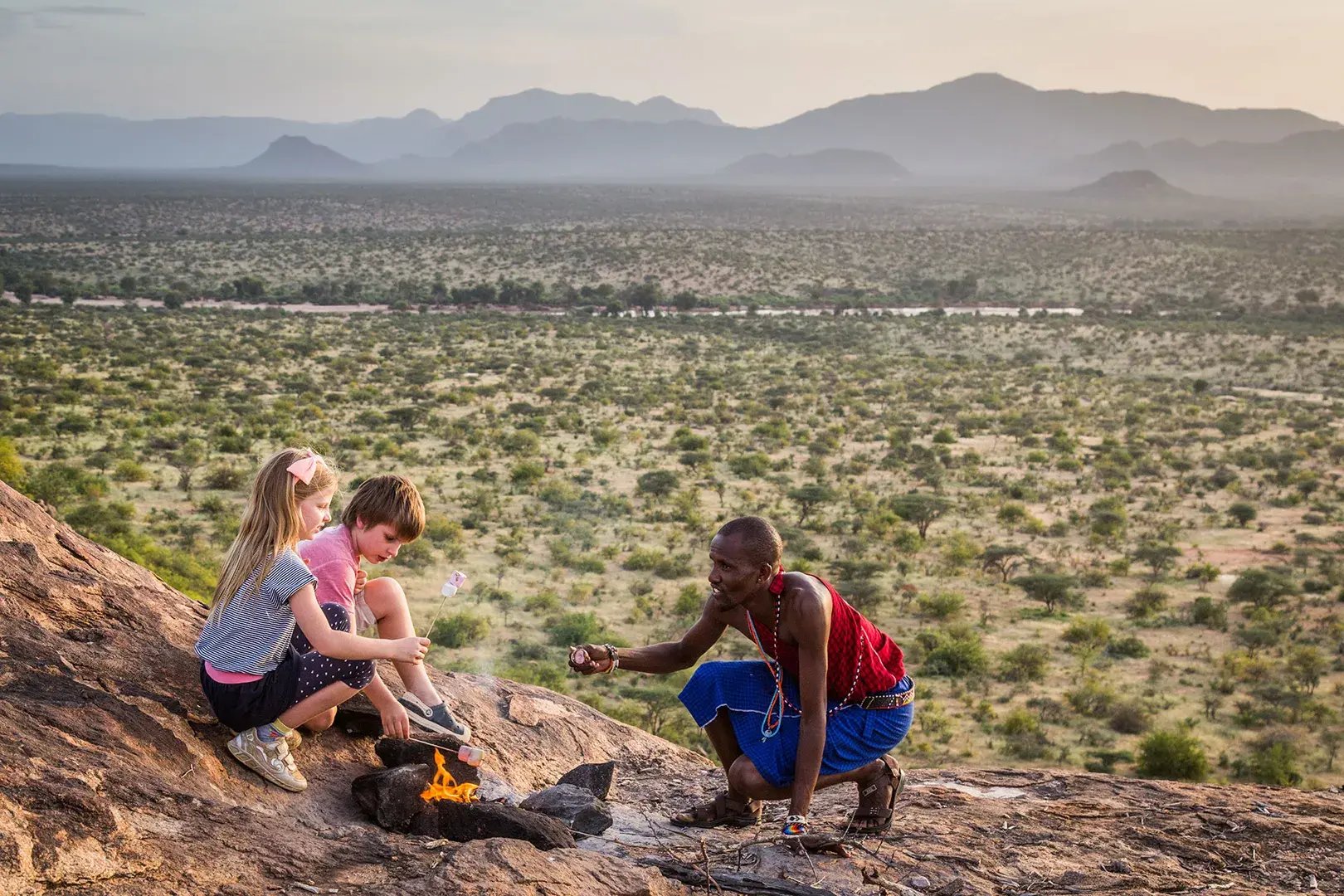 sasaab camp samburu kenia afrika aktivitaeten marshmallows grillen the family project luxus familienreise kinder