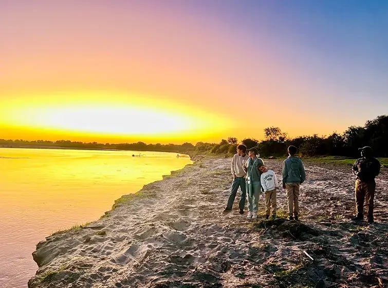 time-and-tide-chinzombo-south-luangwa-sambia-the-family-project-kinder-privatbilder-sonnenuntergang-