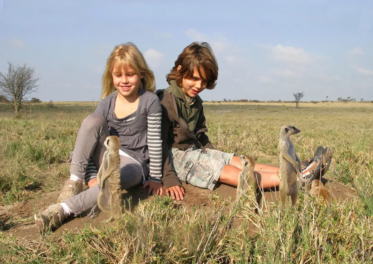 san-camp-makgadikgadi-botswana-afrika-the-family-project-familienreise-kinder-luxus-erdmannchen