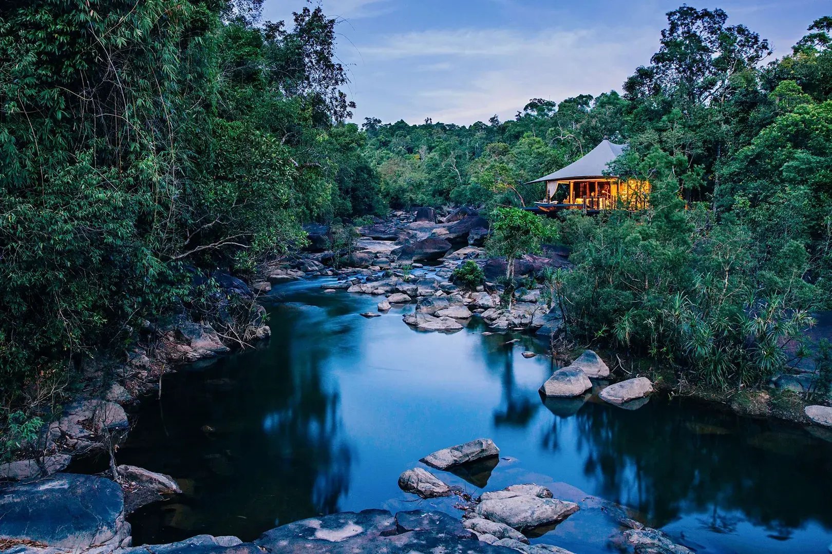 1-shinta-mani-wild-cardamom-national-park-kambodscha-asien-aussenansicht-the-family-project-familie-luxus-reisen