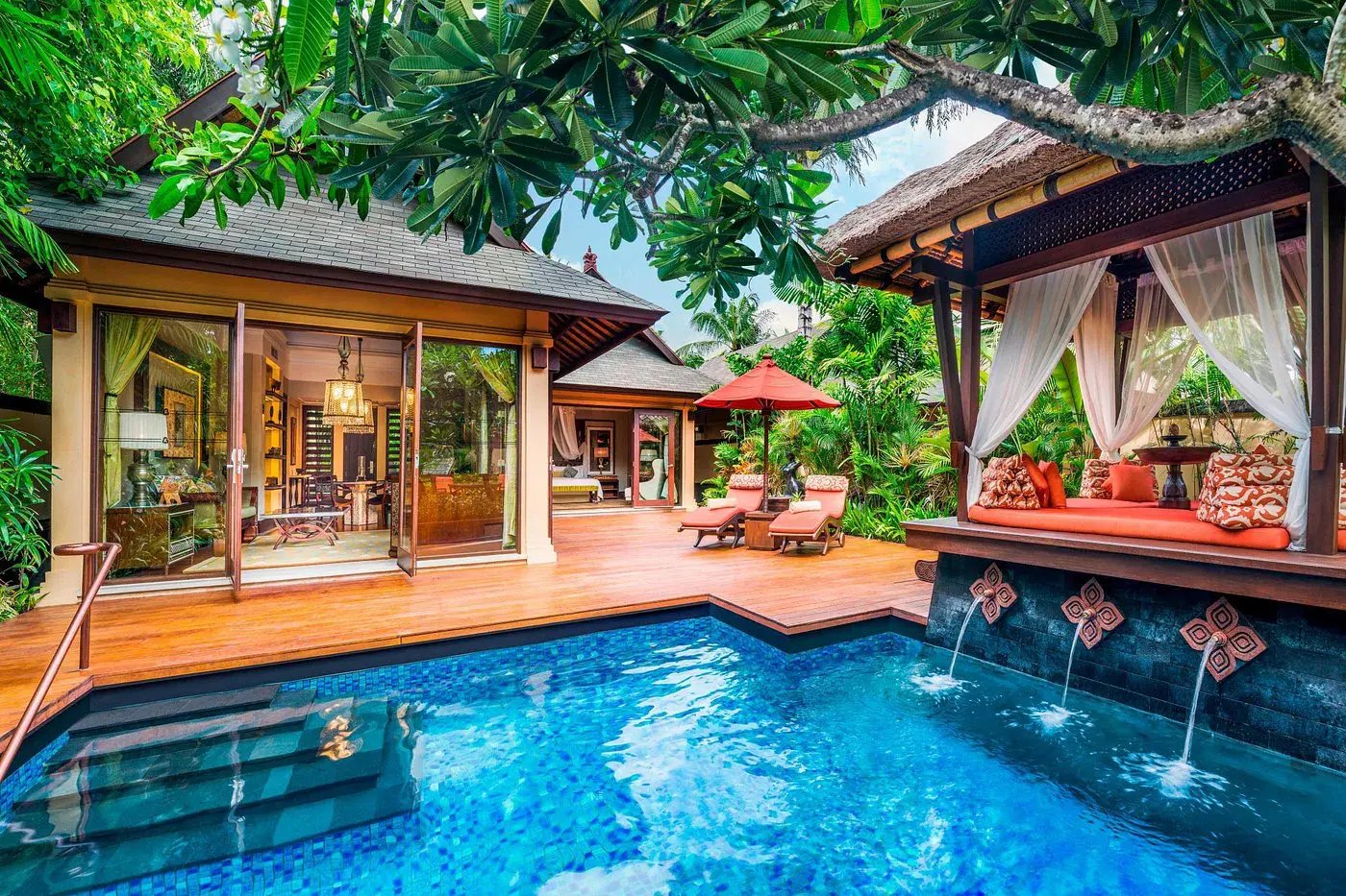 asien bali st regis bali strand urlaub meer luxus the family project pool villa privat palmen schlafzimmer