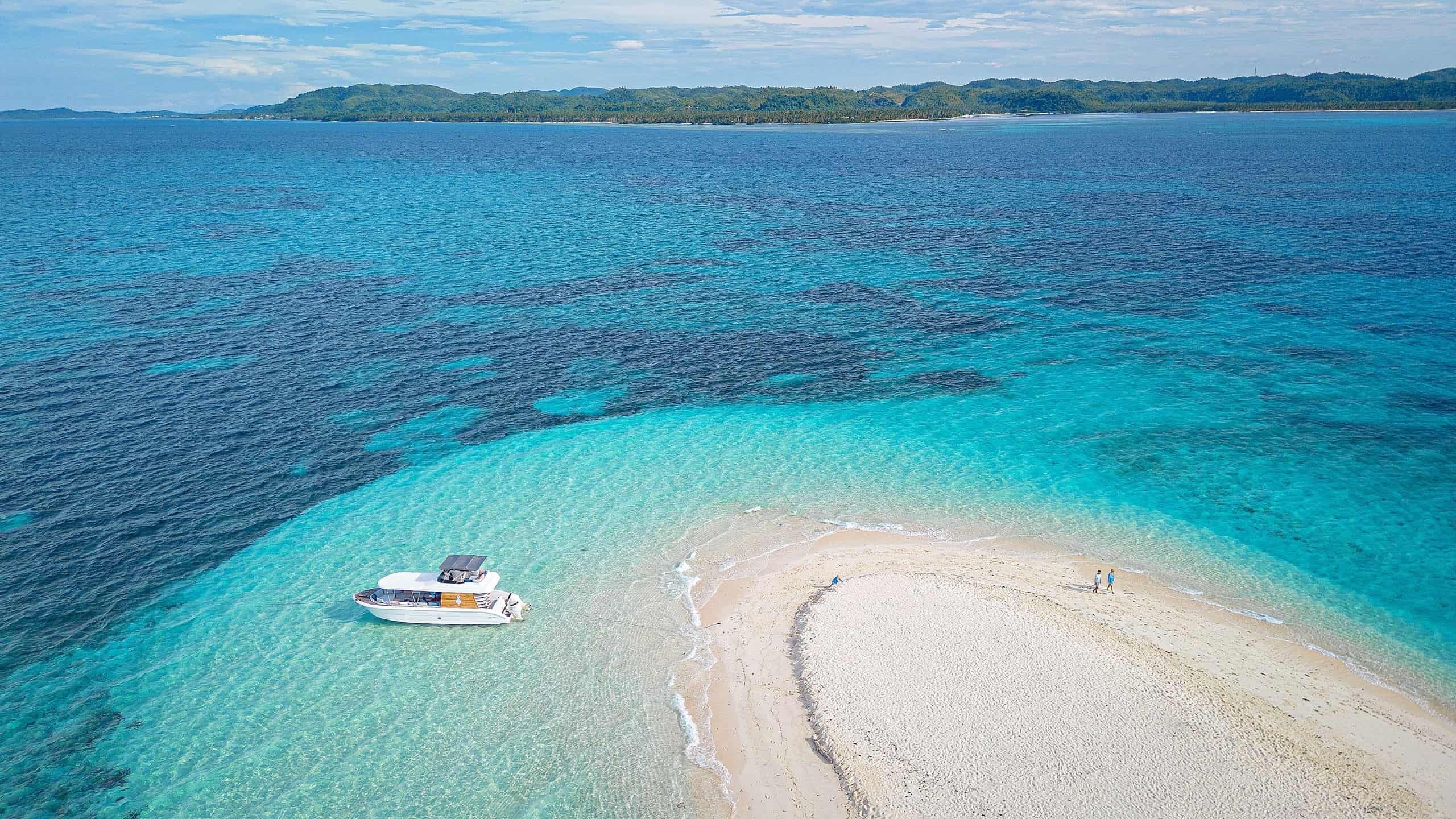 Nay-palad-familienluxusreise sandbank mit boot im paradiesischen meer 