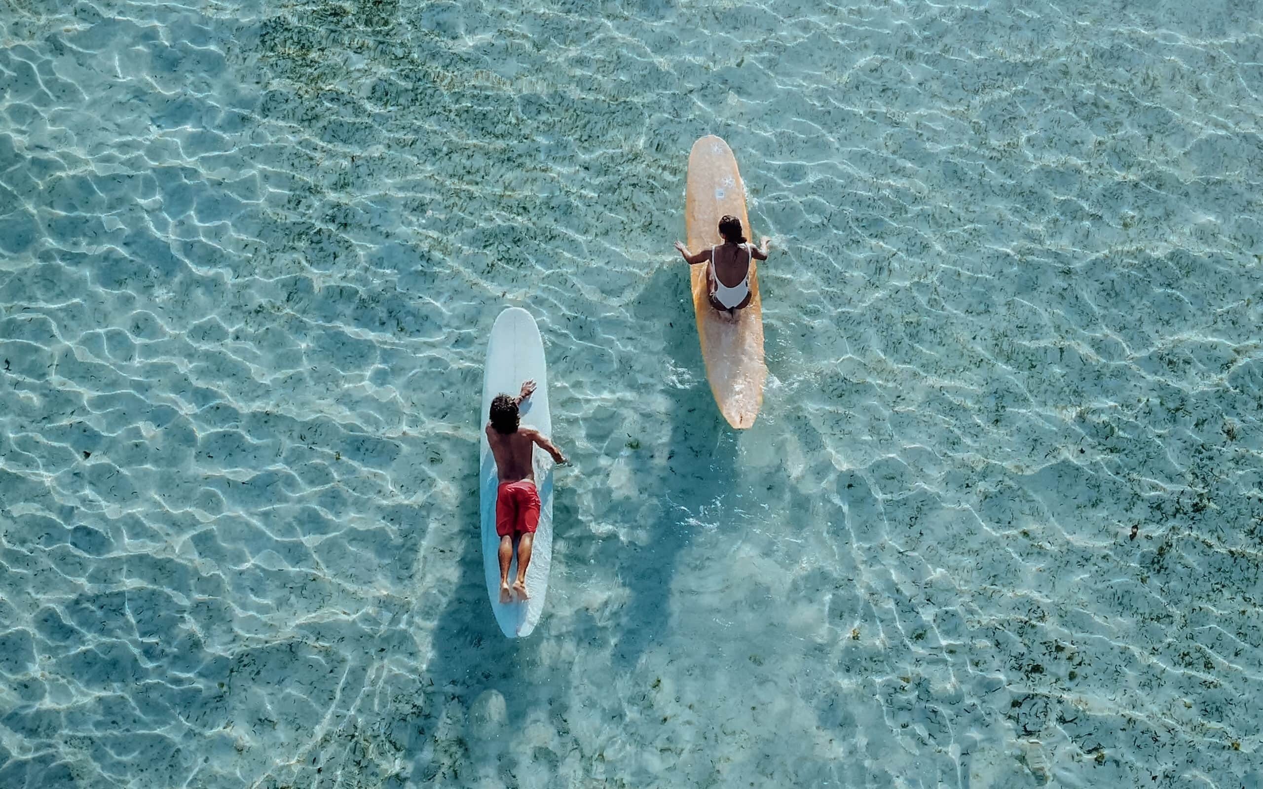 Nay-palad-familienluxusreise luftaufnahme von surfer im meer 