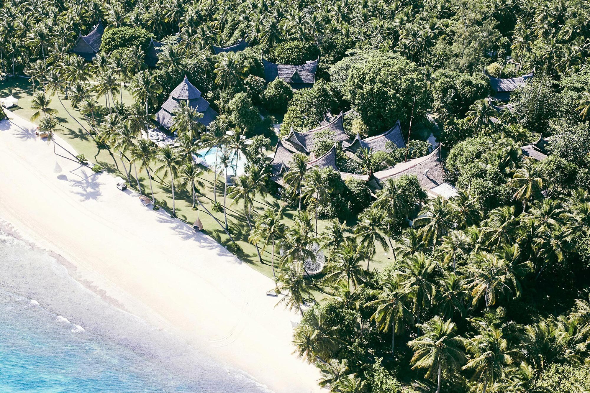 nay-palad-familienluxusreise luftaufnahme von strand und meer 