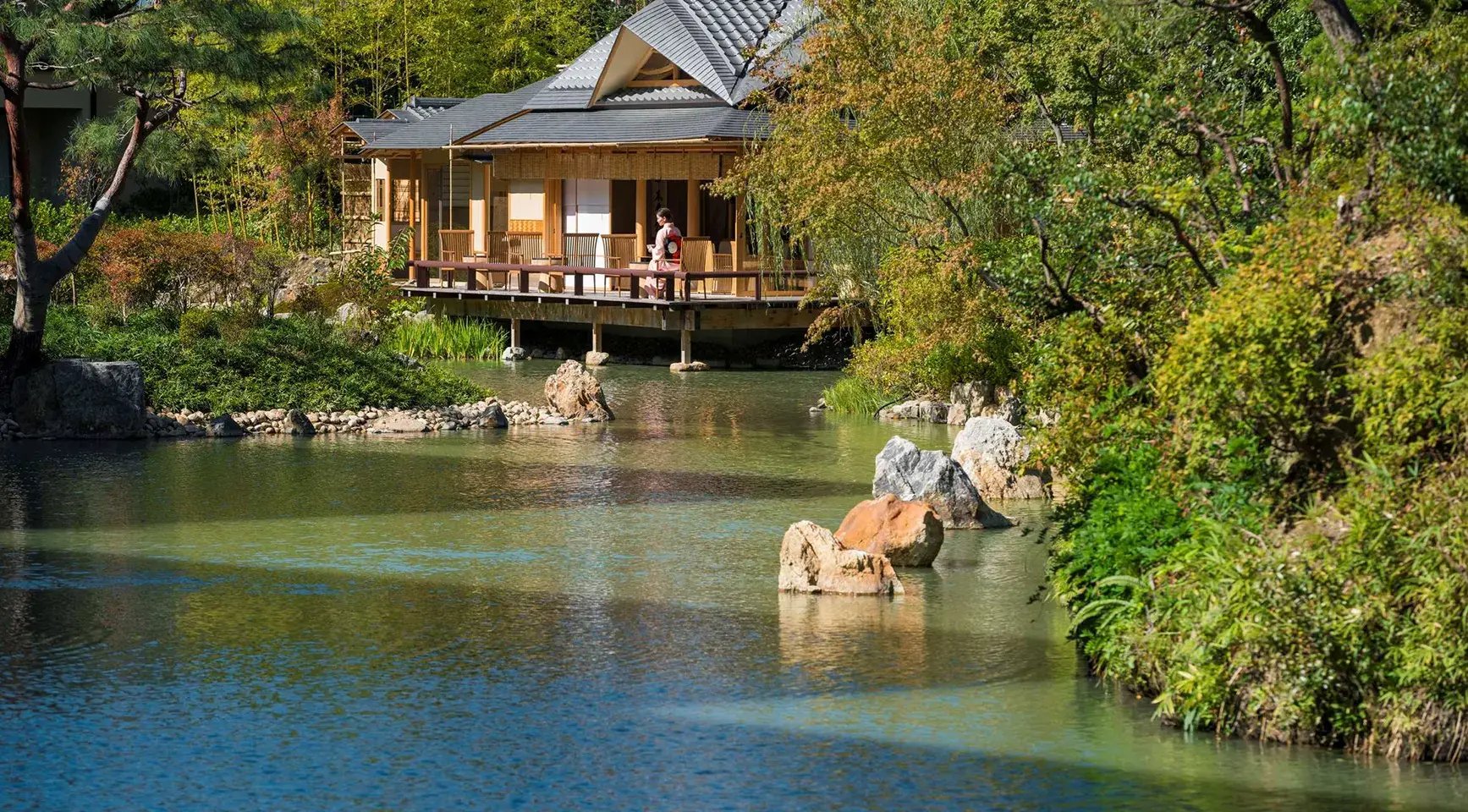 four-seasons-hotel-kyoto-japan-natur-fluss-the-family-project-familienluxusreise-luxus-kinder-urlaub-familie