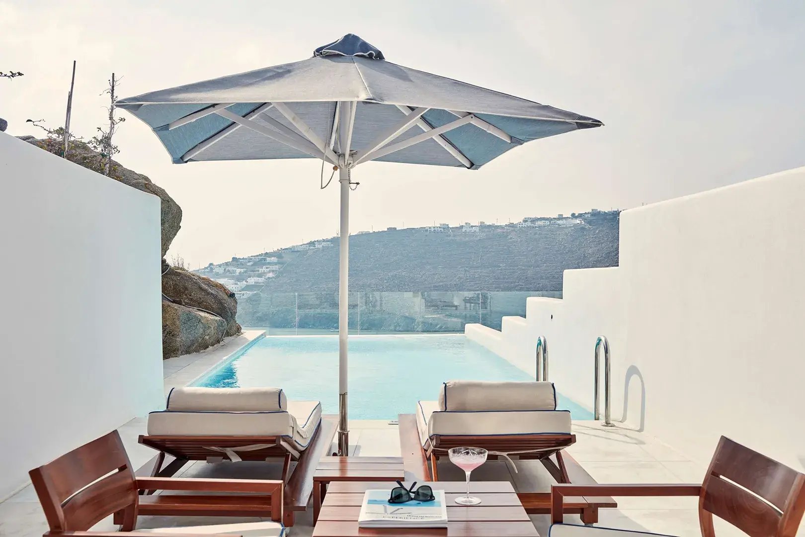 myconian-ambassador-hotel-mykonos-griechenland-terrasse-pool-meerblick-exklusiv-luxurios-familiengeeignet