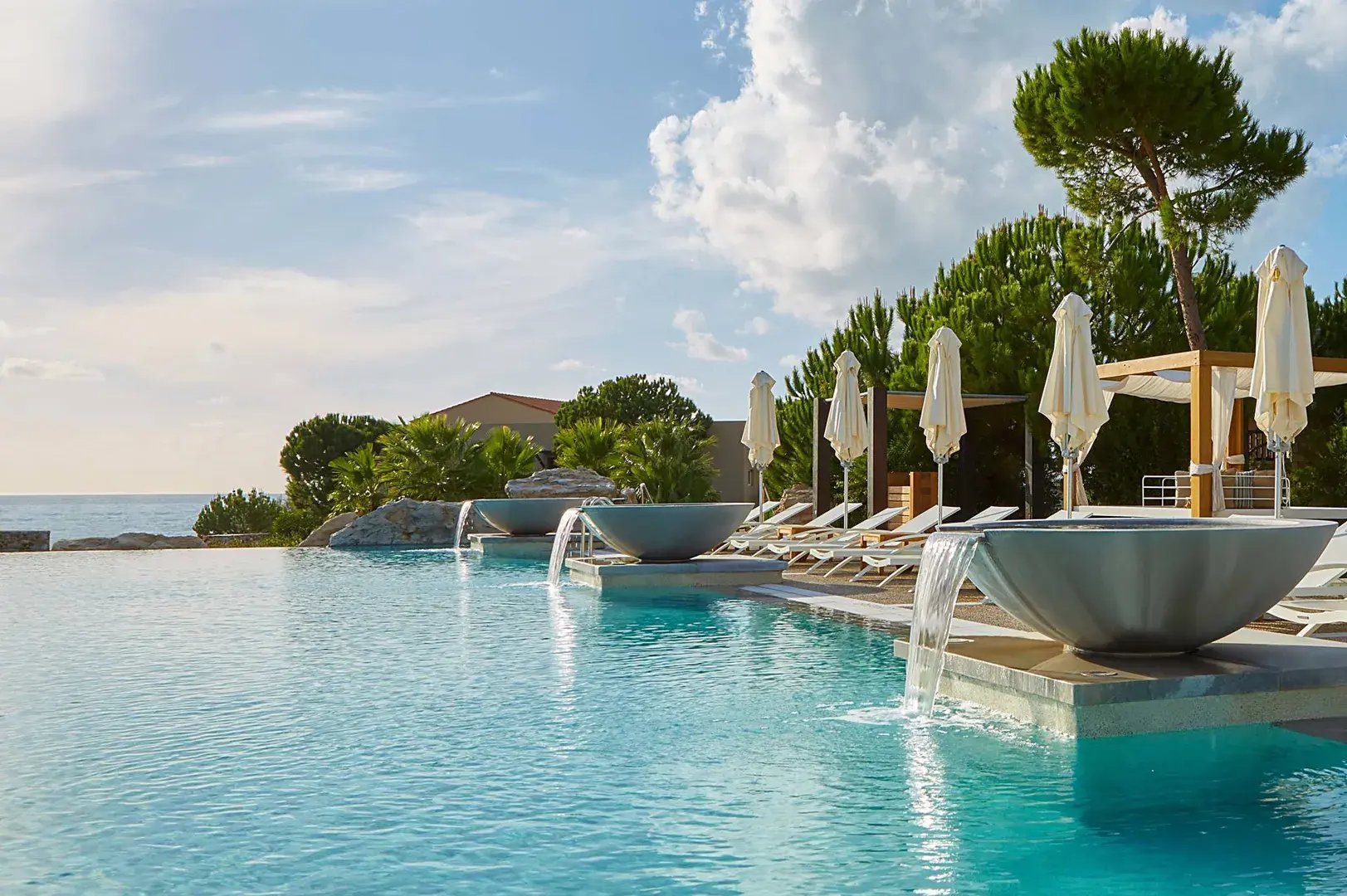 2-the-westin-resort-costa-navarino-peloponnes-griechenland-pool-meerblick-familienvergnugen-exklusiv