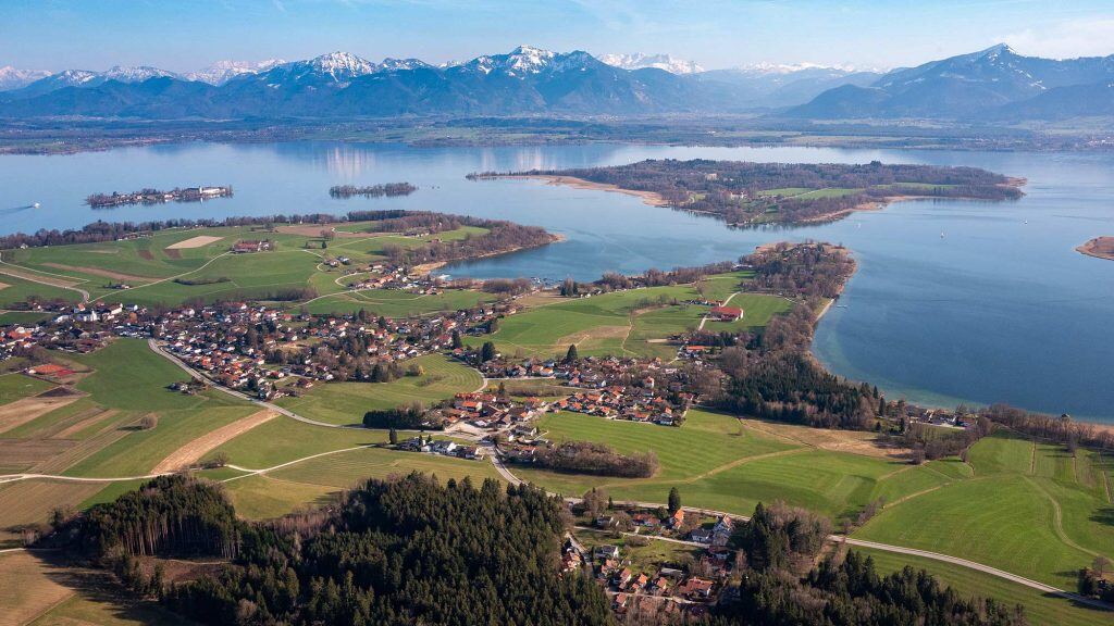 Chiemsee-chalet-aktivitaten-inseln-see-alpenland-tourismus-Chiemsee-Alpenland-Tourismus-1024x576-1