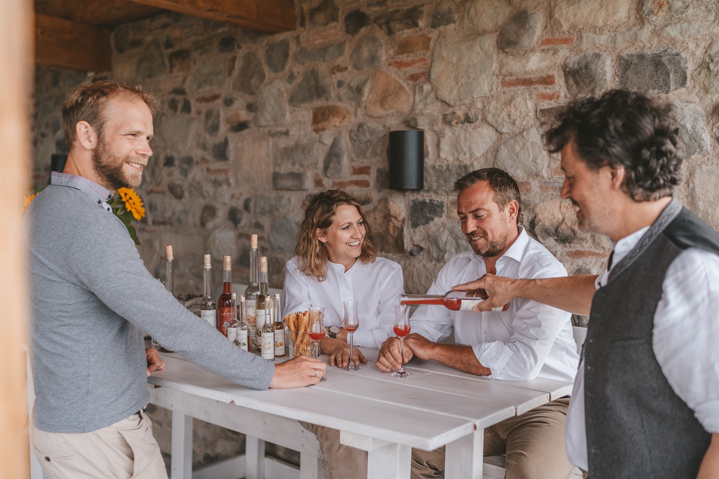 vier Erwachsene am Tisch