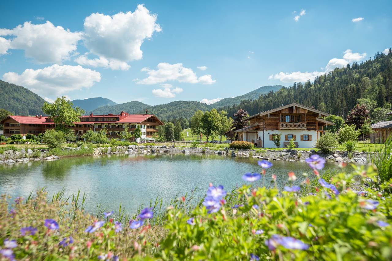 Gut Steinbach Hotel vor dem See im Sommer