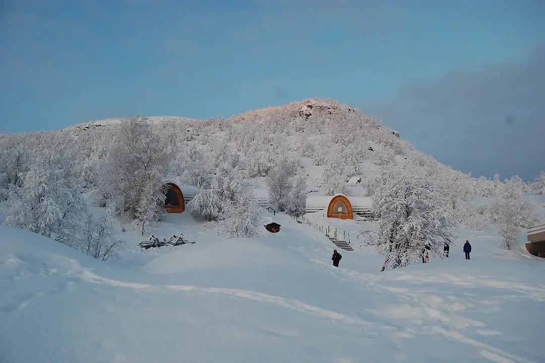 Snow Hotel Außenansicht bei Abenddämmerung