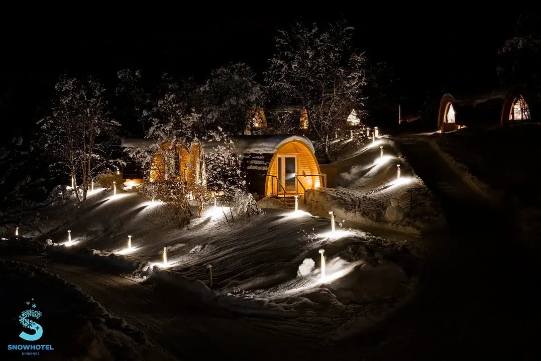 Snow Hotel Außenansicht bei Nacht