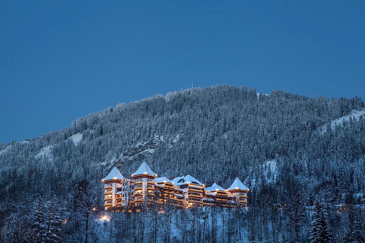 The Alpina Gstaad Familienluxusreisen TheFamilyProject Nacht