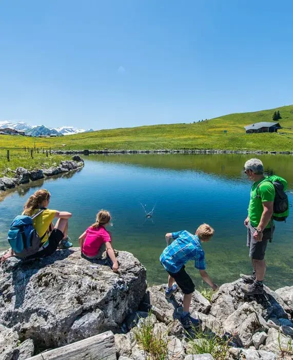 the alpina gstaad schweiz natur aktivitaten kinderspass luxus reisen kinder familie the family project