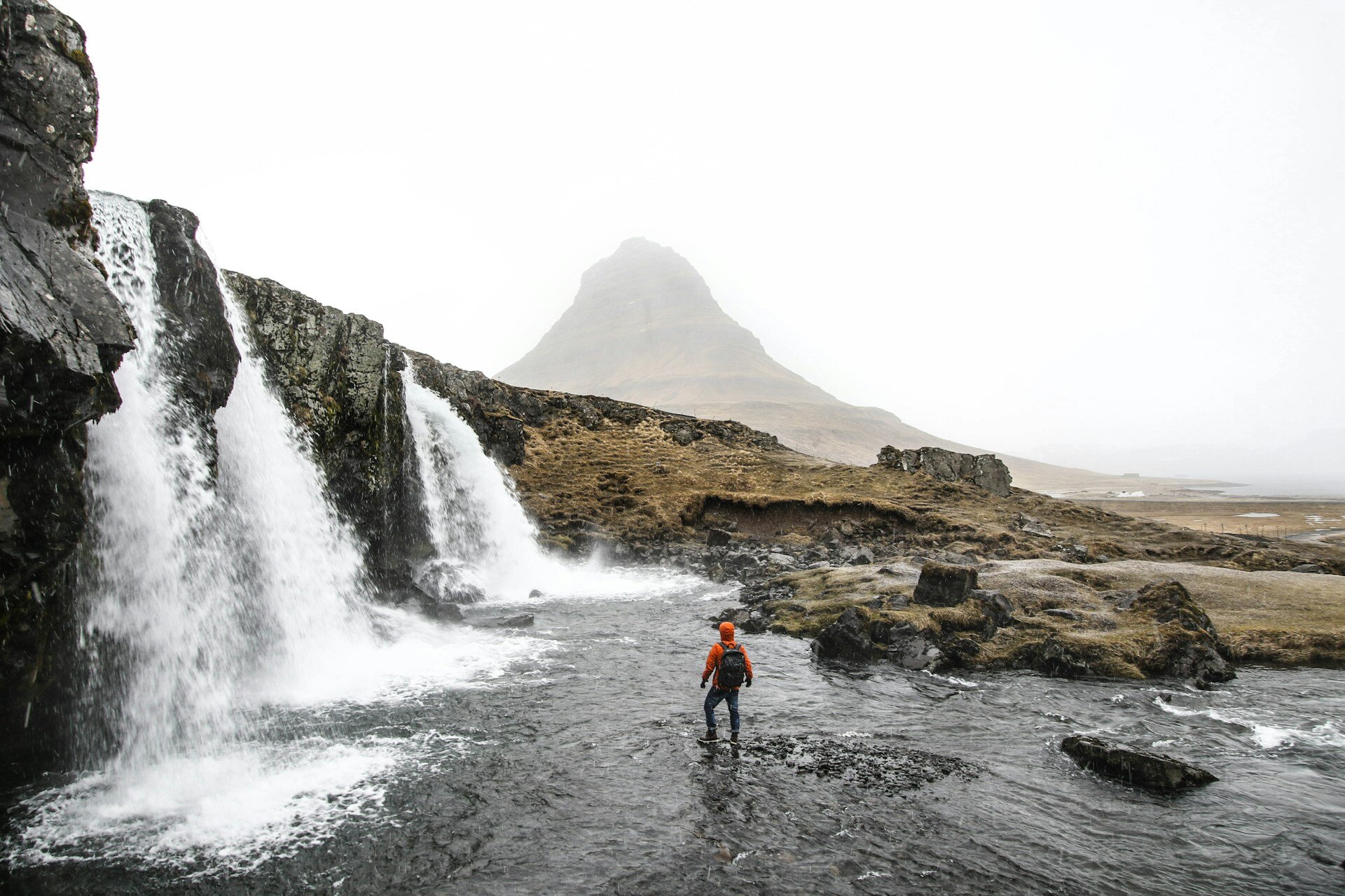 Wanderer bei Nebel an Wasserfällen