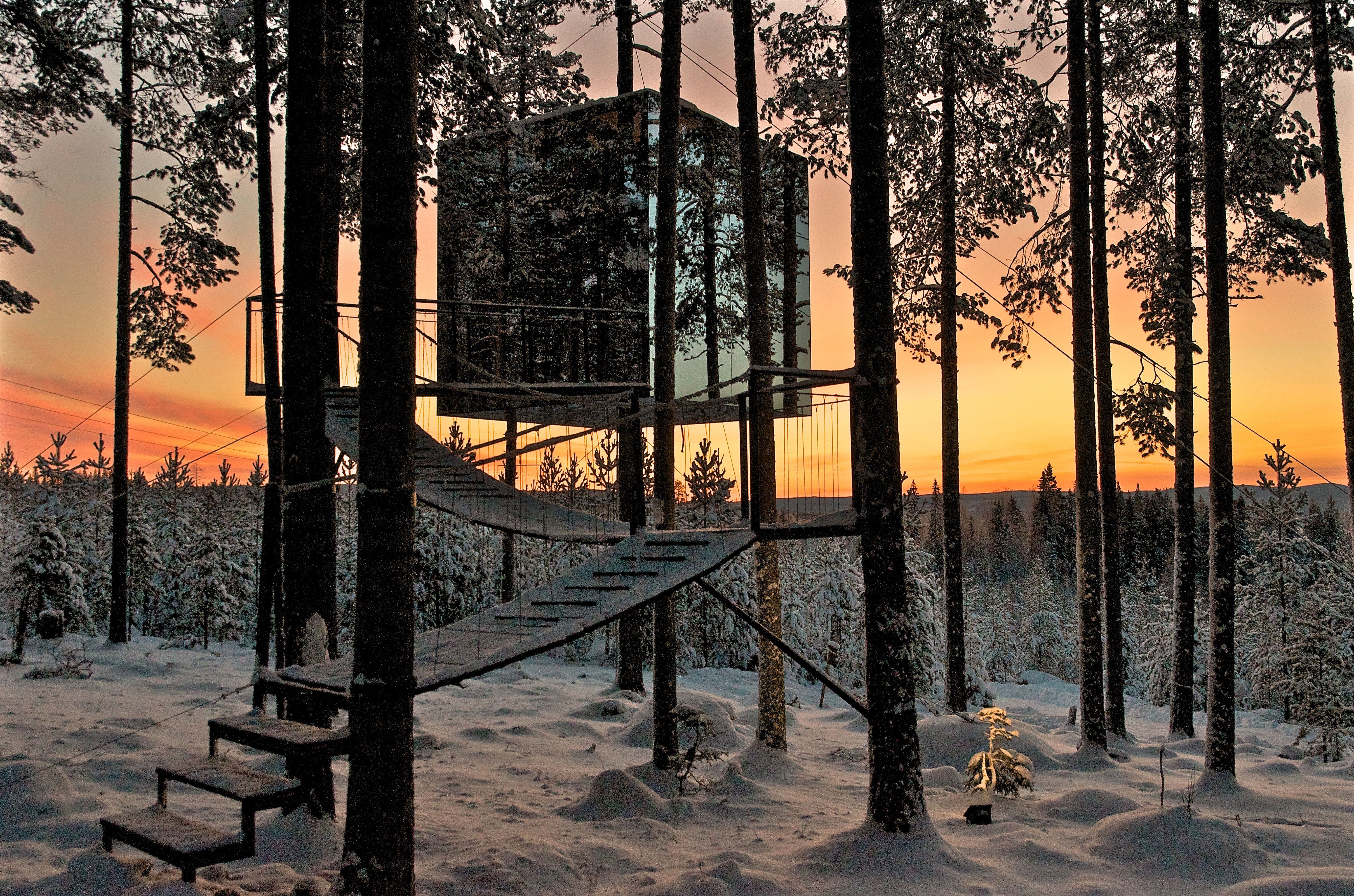 Treehotel Mirror bei Sonnenuntergang