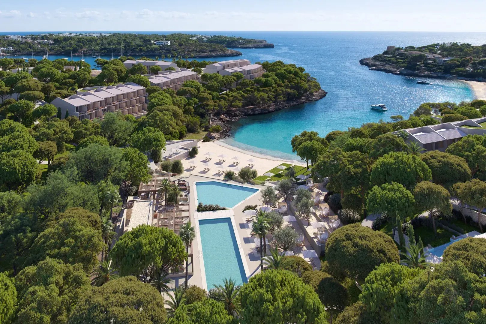 Resort am Meer aus der Vogelperspektive umgeben von Grün.