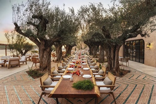 six-senses-ibiza-spanien-restaurant-aussenbereich-exklusiv-luxus-urlaub-kinder-the-family-project