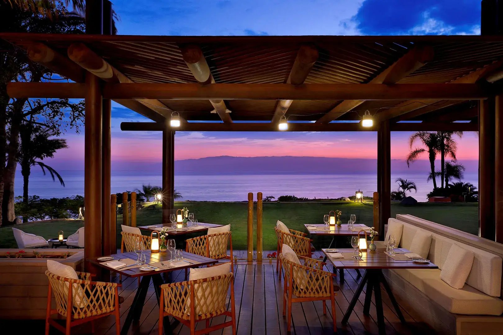 Restaurant auf überdachter Terrasse in der Abenddämmerung.