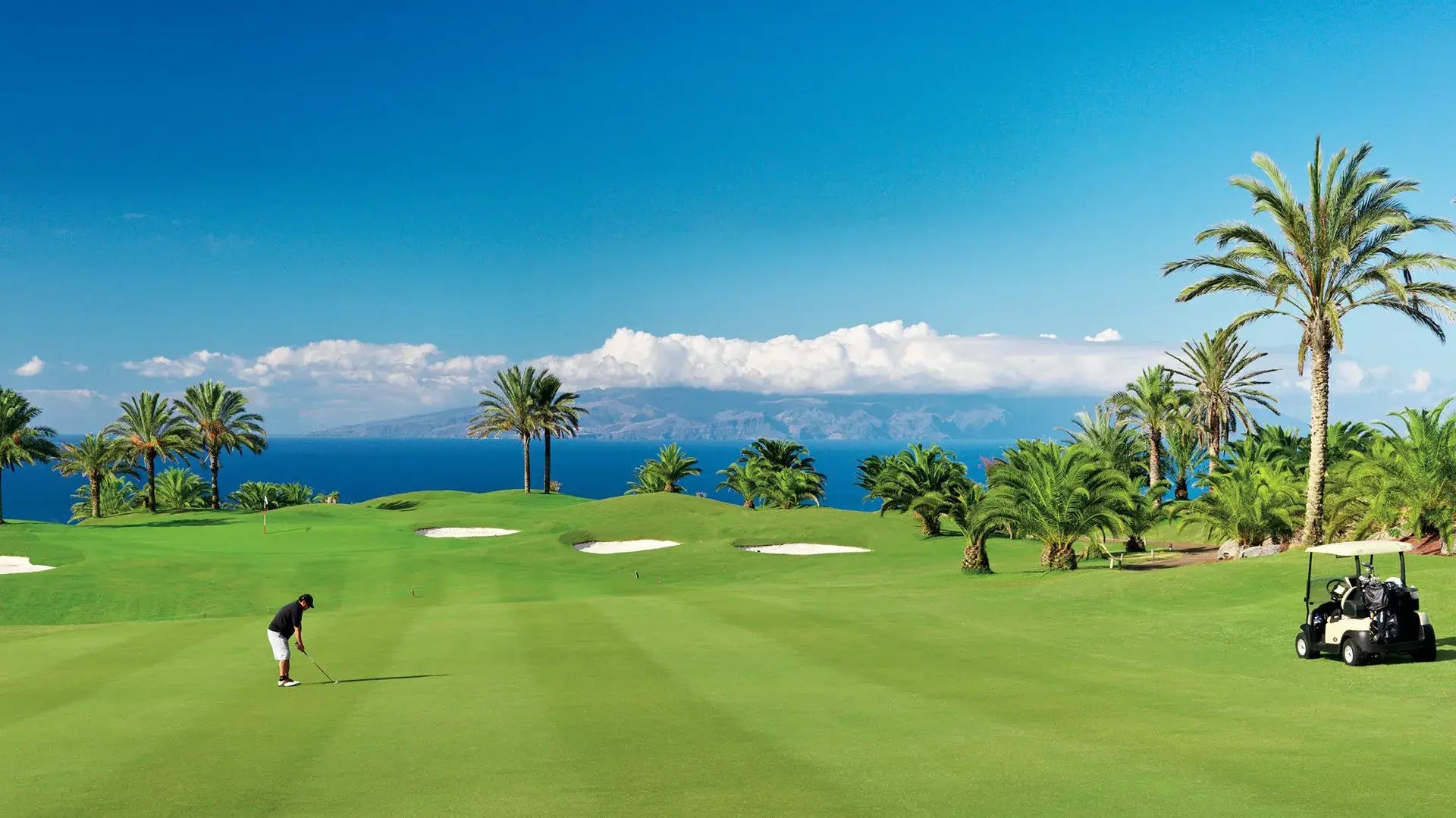 Großer Golfplatz am Meer.