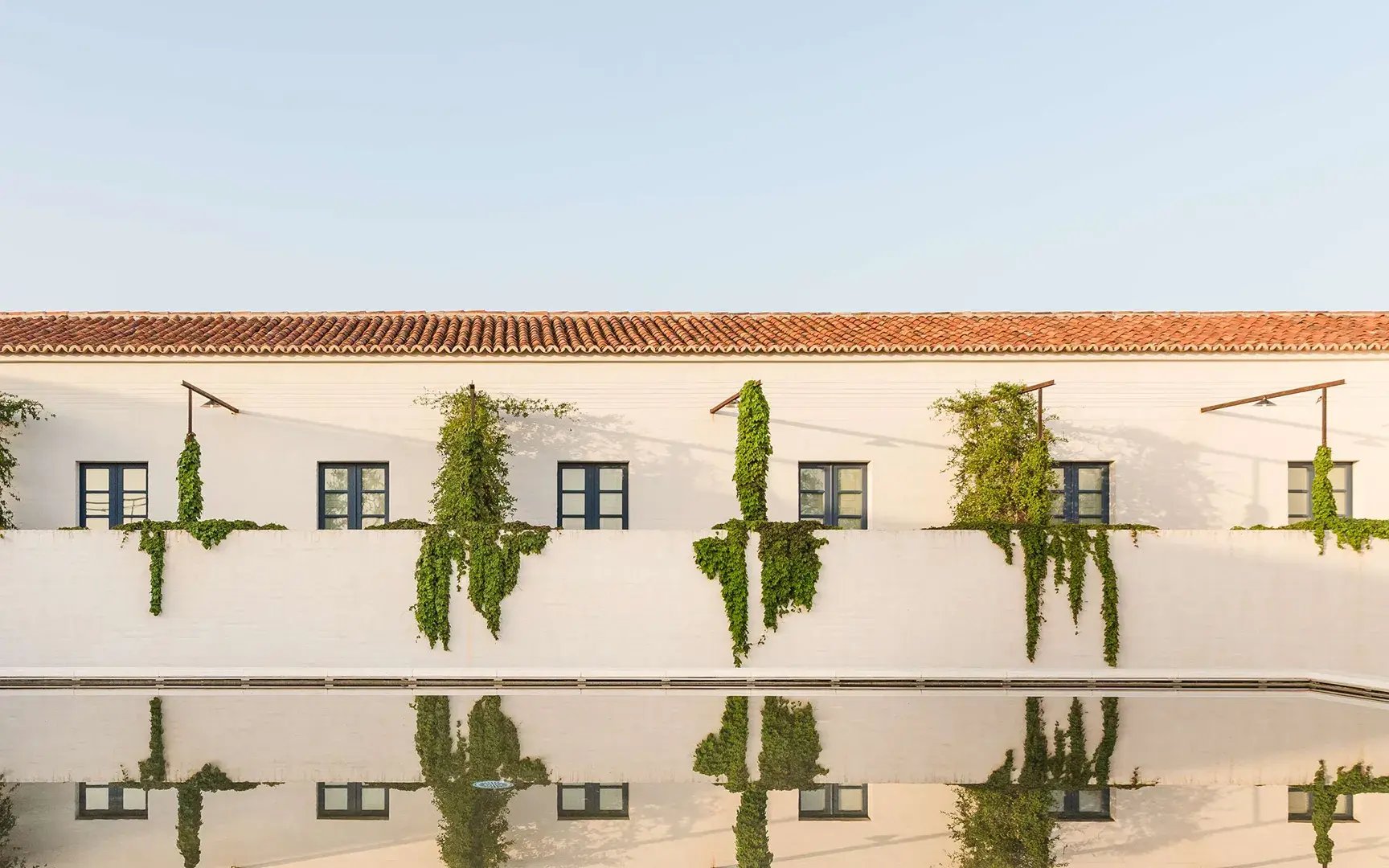 Gebäude mit Wasserspiegelung