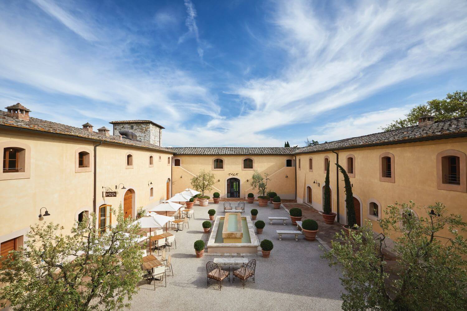 Belmond Castello di Casole Familienluxusreisen TheFamilyProject Hotelanlage Hof