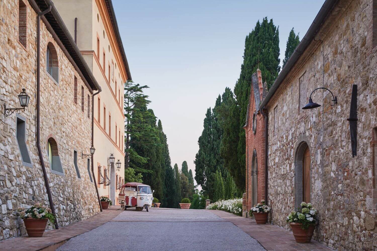 Belmond Castello di Casole Familienluxusreisen TheFamilyProject Hotelanlage