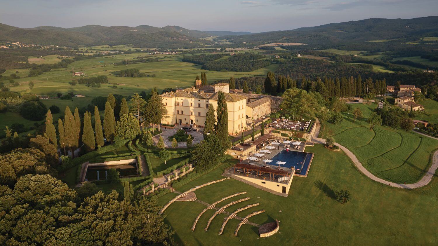 Belmond Castello di Casole Familienluxusreisen TheFamilyProject Schloss Umgebung