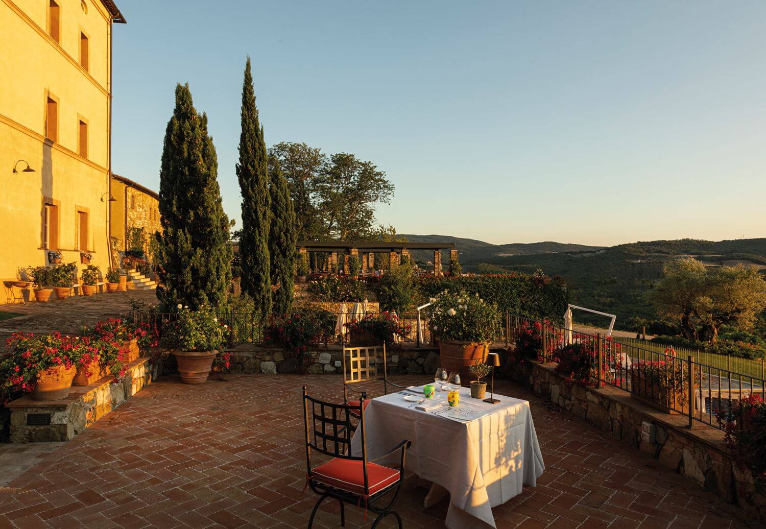 Belmond Castello di Casole Familienluxusreisen TheFamilyProject Terrasse