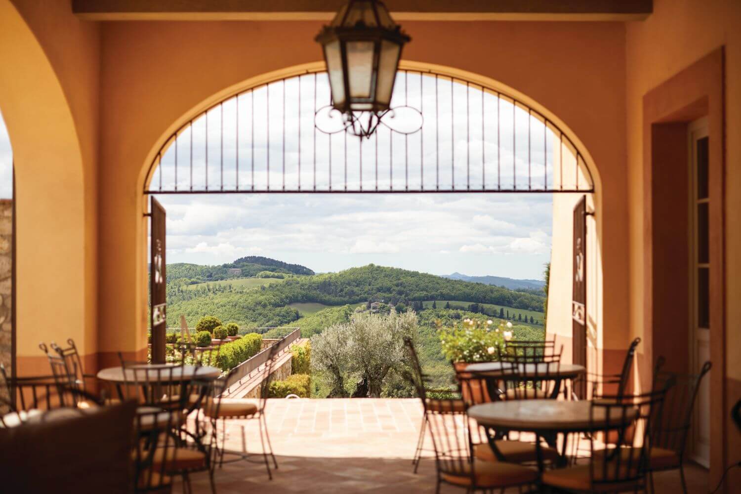 Belmond Castello di Casole Familienluxusreisen TheFamilyProject Veranda