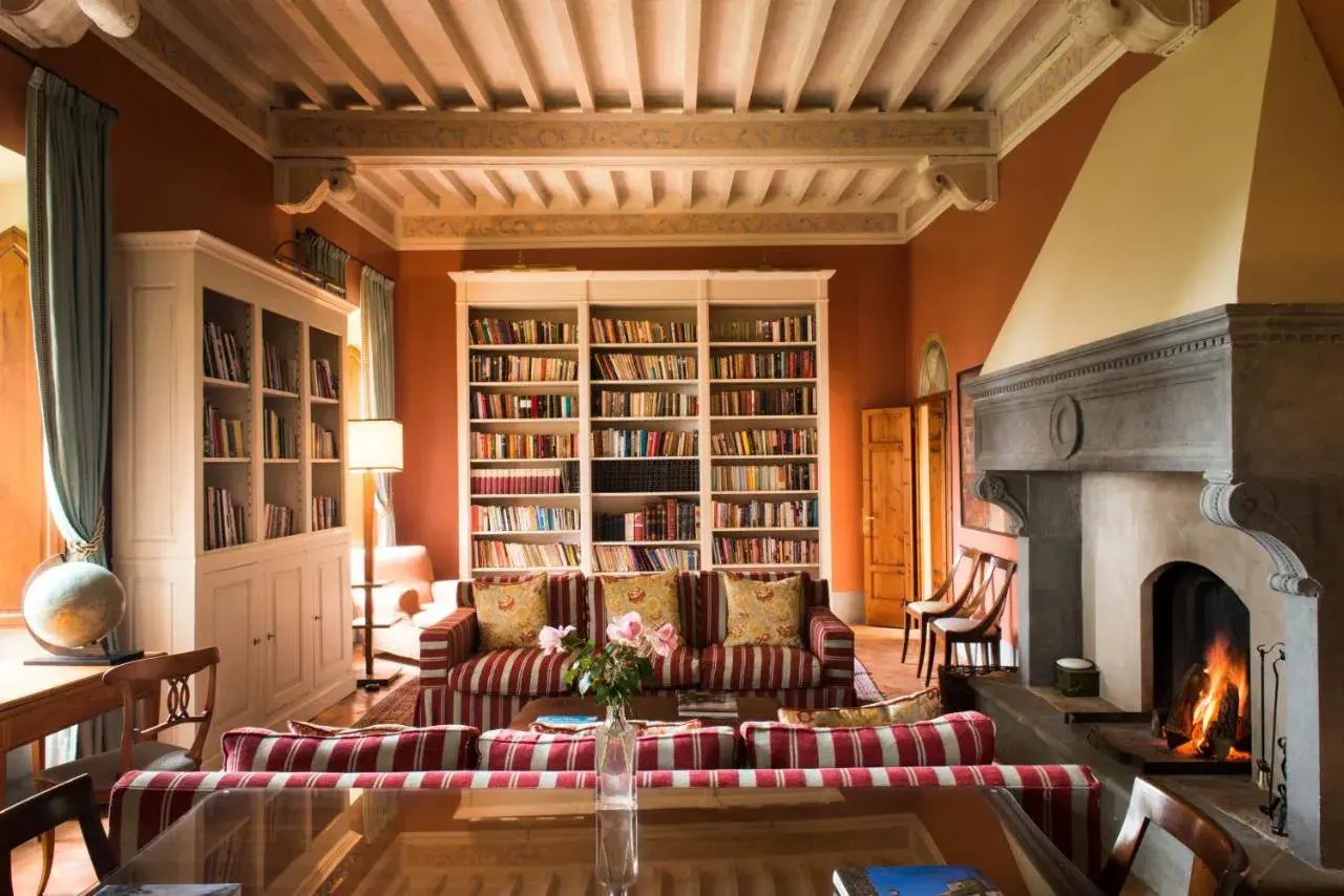 borgo-pignano-toskana-italien-bibliothek-familienfreundlich-familienreise-luxus-the-family-project