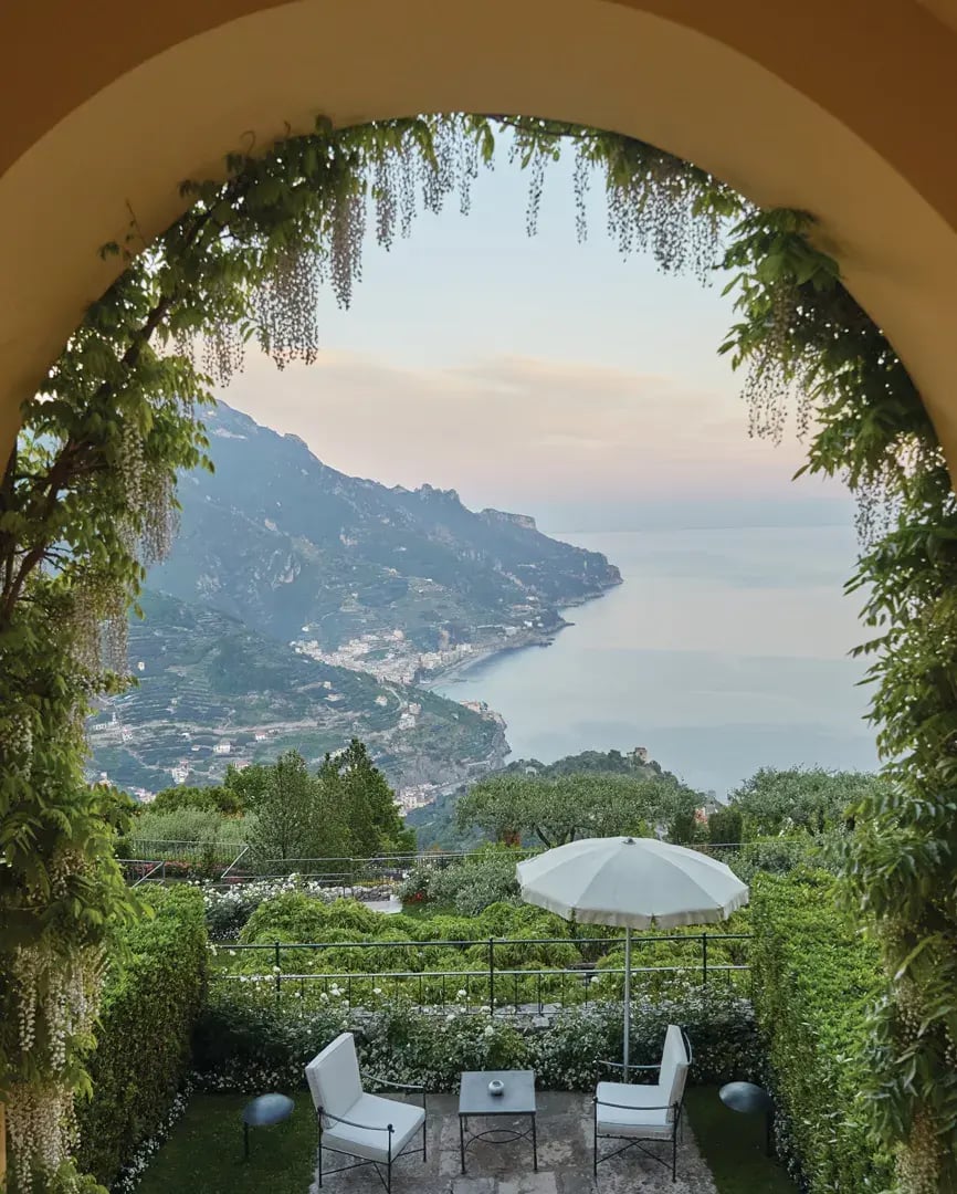 caruso-a-belmond-hotel-amalfikuste-italien-terrasse-meerblick-exklusiv-familiengeeignet-familienurlaub-the-family-project